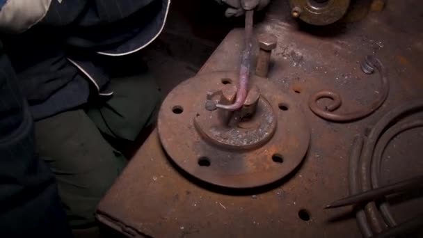 Produkcja żelaza. Praca z metalem. Maszyna do gięcia. — Wideo stockowe