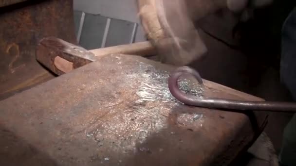 Παραγωγή σιδήρου. Δουλεύοντας με μέταλλο. Διαδικασία σφυρηλάτησης. — Αρχείο Βίντεο