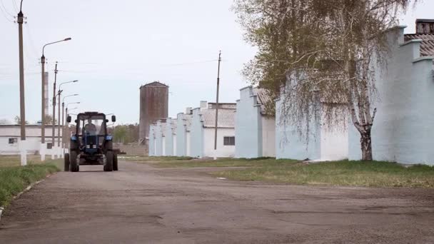 Tractor cargado conduciendo por la zona de fabricación. Alrededor de fábrica . — Vídeos de Stock