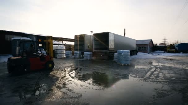 Laddning av maskiner pågår. Lastbil lastad. Fabrikstransitering. Vattenförsörjning på flaska. — Stockvideo