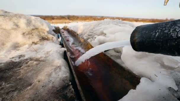 Drain outfall in winter. Drinage system outside. Water pipe in process. — Stock Video