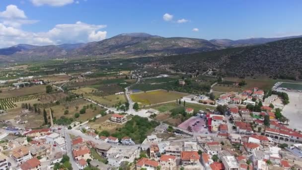 Tepedeki yerleşim yeri manzarası. Dağların ve şehrin havadan görünüşü. Doğada yaşamak. — Stok video