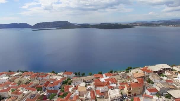 Pohled na pobřeží města. Letecký pohled na hory obklopené mořem a domy. — Stock video