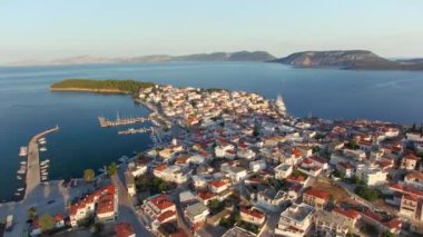 Şehrin kıyı manzarası. Deniz ve evlerle çevrili dağların havadan görünüşü.