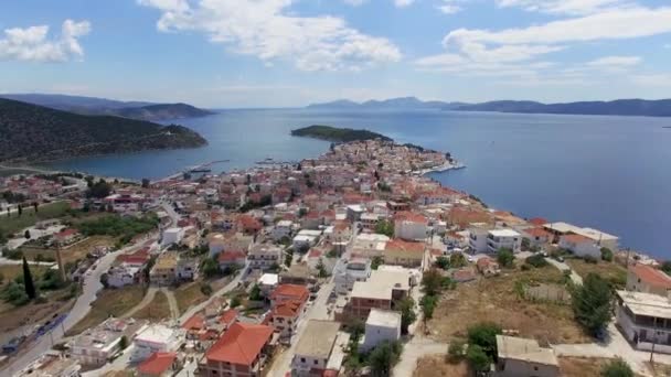 Blick von oben auf die Stadt. Luftaufnahme von Bergen umgeben vom Meer und Häusern. — Stockvideo