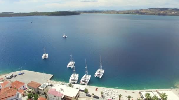 Deniz koyundaki yatların ve tepelerin en üst görüntüsü. Göl ve yatlar. Güney sahilinin havadan görüntüsü. — Stok video