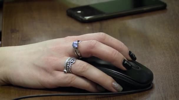 Kvinnlig hand med manikyr styr en datormus. Närbild av kontorsarbetet. — Stockvideo