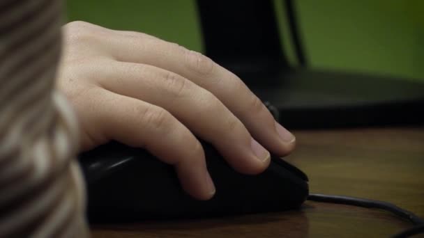 Mano maschile controlla un mouse del computer. Vista ravvicinata del lavoro d'ufficio. — Video Stock