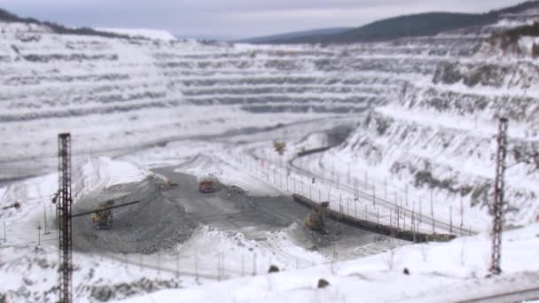 Perspektivischer Blick auf Bagger im Steinbruch. — Stockvideo