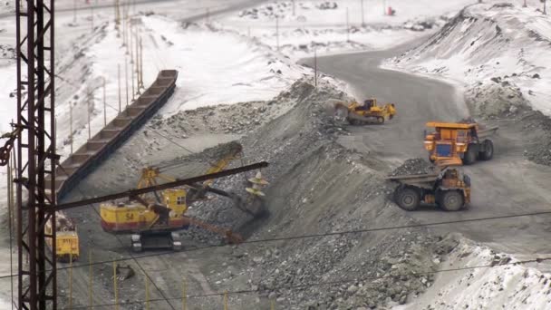 Taş ocağında kazı yapan kamyonların yön değiştirme perspektifi. Madencilik işlemleri. — Stok video