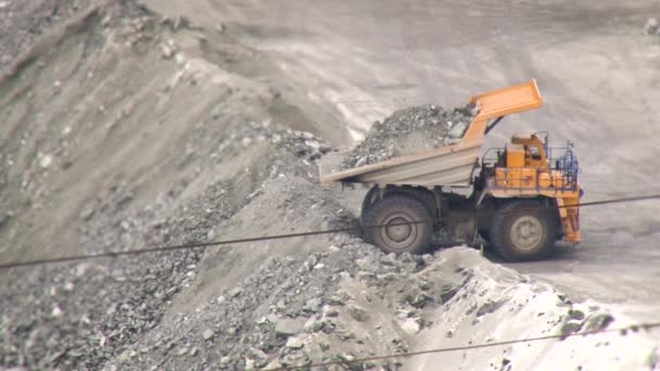 Kippschichtperspektive von LKW-Baggern im Steinbruch. Bergbau. — Stockvideo