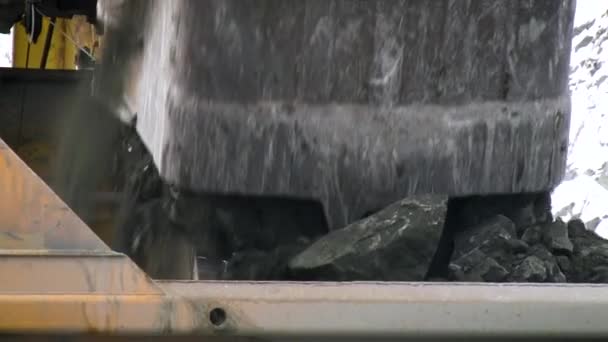 Close-up zicht op truck graven van mineralen. — Stockvideo