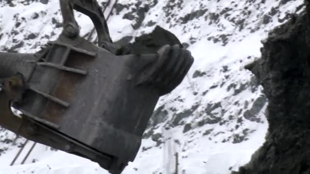 Vue rapprochée des minéraux d'excavation de camion. — Video