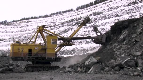 Pohled zblízka na kamiony vykopávající se v lomu. Těžební operace. — Stock video