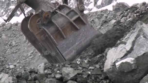 Vista de cerca de camiones excavando minerales . — Vídeos de Stock