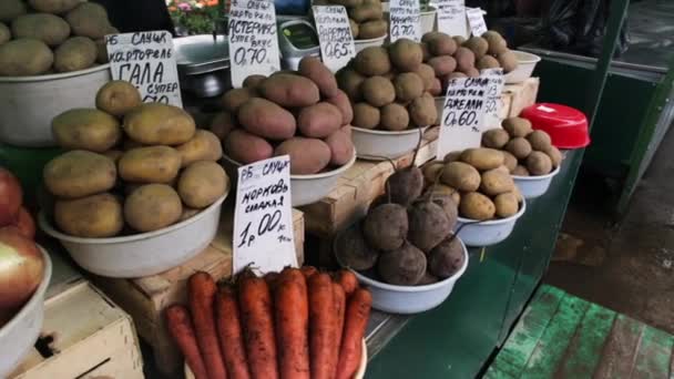 Vista de cerca de la exhibición de verduras en un espacio de mercado. — Vídeos de Stock