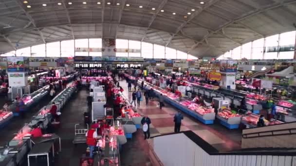Ett perspektiv på livsmedelsmarknaden under ett tak ovanifrån. — Stockvideo