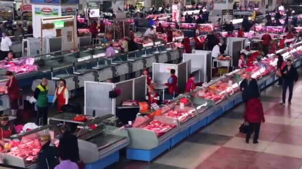 Pohled shora na trh s potravinami pod střechou. — Stock video
