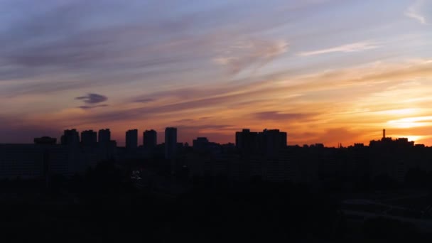 Прискорений запис перспективи міських дахів і шосе під час заходу сонця . — стокове відео