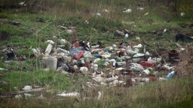 Doğadaki plastik polution 'a yakın çekim.