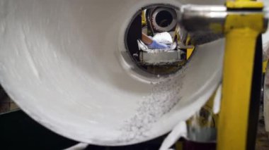 Yaban mersinli şekeri taşıyan taşıyıcının yakın çekimi.