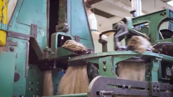 Close view van de weefgetouwen transportband met wol in productie. — Stockvideo