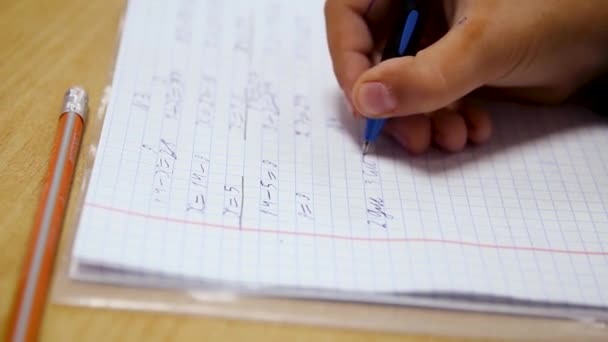 Escuela primaria rusa. Matemáticas básicas. Notas escribiendo. Niño escribiendo a mano. Proceso de cálculo de primer plano. — Vídeos de Stock