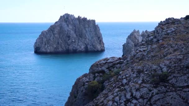 Вид на море. Мирный океан. Яркое чистое небо. Жаркая погода. Водные горы. Открытая солнечная перспектива. — стоковое видео