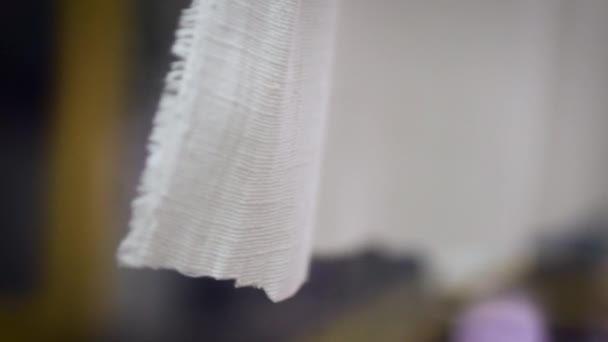 Primer plano de un paño blanco en una fábrica de telares. — Vídeo de stock