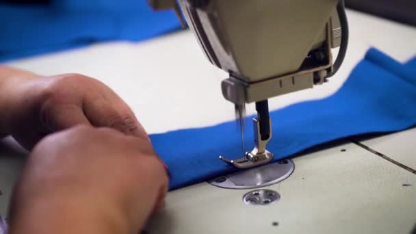 Primer plano de las manos femeninas que trabajan en una máquina de coser. — Vídeos de Stock