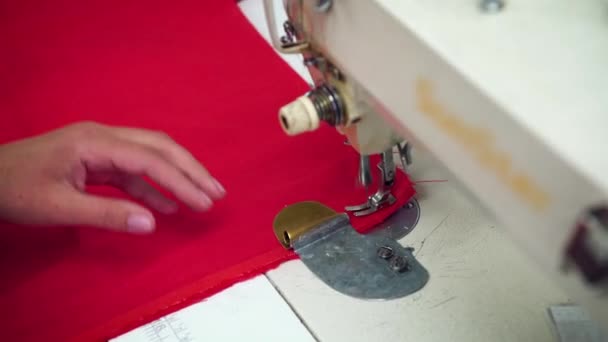 Close-up van vrouwelijke handen met manicure werken op een naaimachine. — Stockvideo