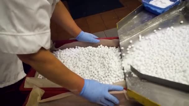 Крупним планом руки робітників в рукавичках сортування цукрової журавлини в коробках після конвеєрного виробництва . — стокове відео