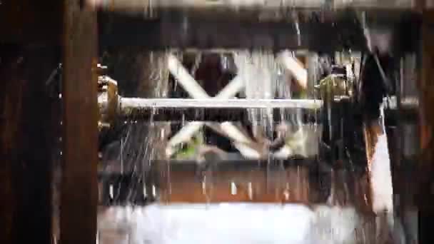 Närbild av en trä vattenkvarn i processen. — Stockvideo