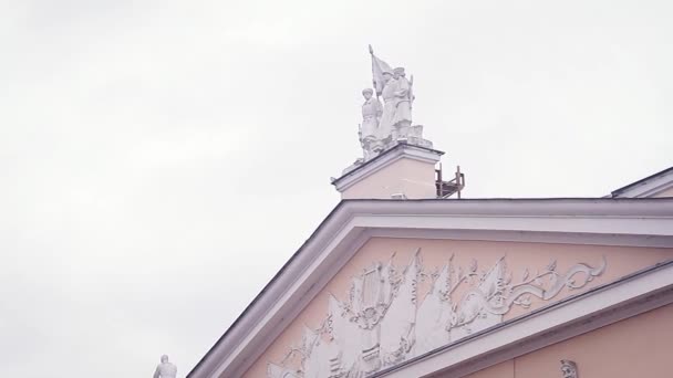 Vista próxima de baixo relevo e esculturas no telhado de um edifício público na cidade. — Vídeo de Stock