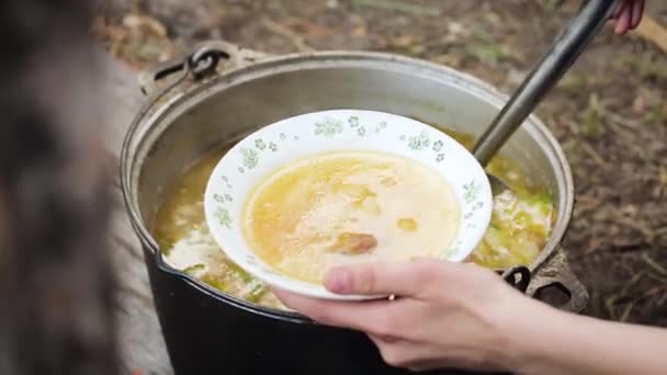森の中のプレートで提供するスープの閉鎖。キャンプ生活. — ストック動画