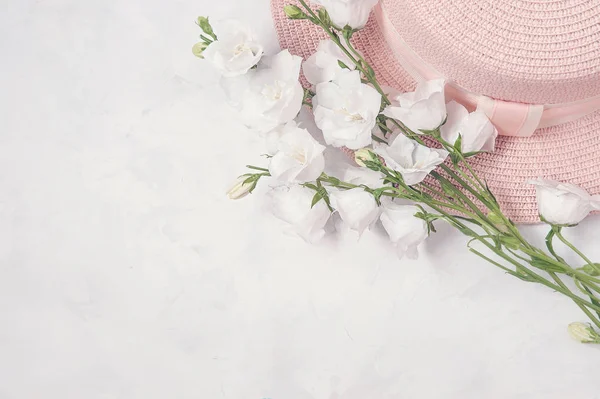 Composición Veraniega Sombrero Ramo Las Flores Blancas Sobre Fondo Blanco —  Fotos de Stock