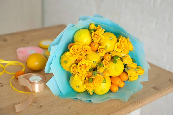 Ramo Frutas Flores Composición Sobre Fondo Madera — Foto de Stock