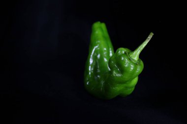 Siyah arkaplanda yeşil biber