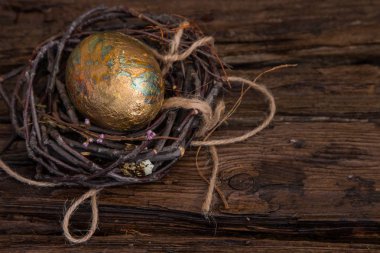 Ahşap arka planda paskalya yumurtaları