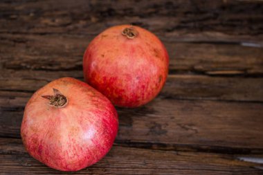 Antika ahşap arka planda nar