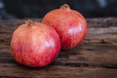 Antika ahşap arka planda nar