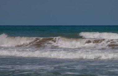 yaz günü denizde dalgalar