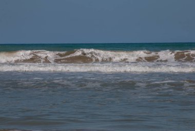 yaz günü denizde dalgalar