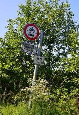 Köy Borg 'unda İlkbaharda Yol İşareti, Aşağı Saksonya