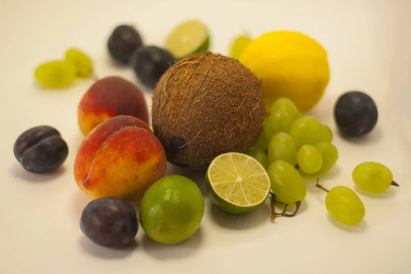 Mistura de frutas frescas em mesa de madeira com espaço de cópia — Fotografia de Stock