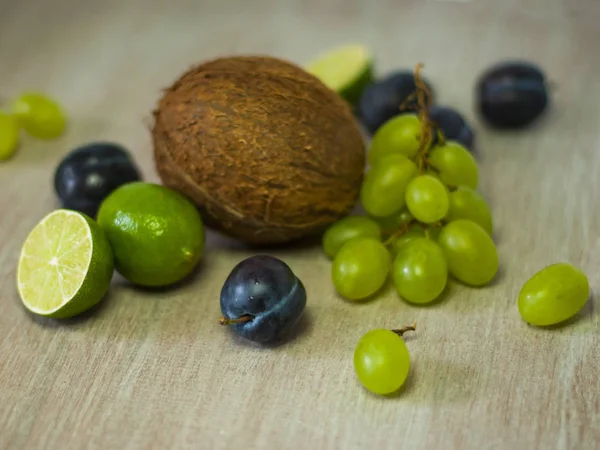 Mistura de frutas frescas em mesa de madeira com espaço de cópia — Fotografia de Stock