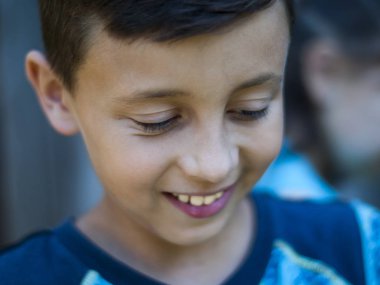 Esmer gülümseyen güzel çocuk gençler portre kadar kapatın.