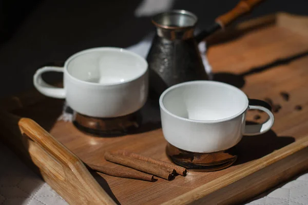 Turco metálico y dos tazas de café sobre fondo de bandeja de madera — Foto de Stock