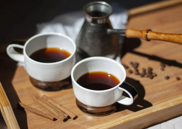 Turco metálico y dos tazas de café sobre fondo de bandeja de madera — Foto de Stock