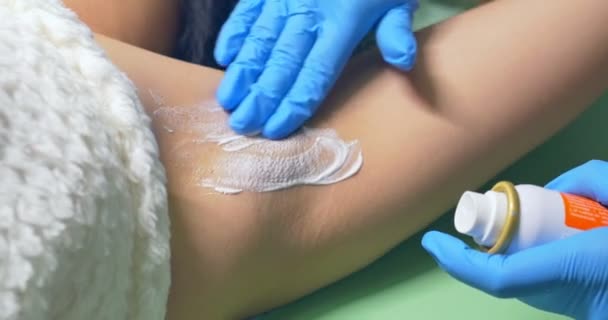 Läkaren gäller grädde efter förfarandet för skönhet. Laser epilering och kosmetologi. Kosmetiska spa kliniken — Stockvideo